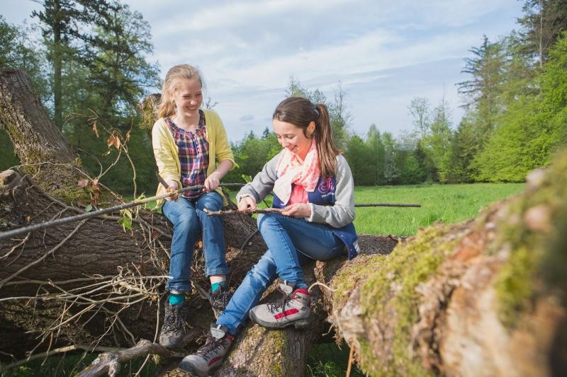 Die Schnitzwerkstatt aus dem Waldfühlprogramm des Forstamts Esslingen bringt Kinder ab neun Jahren auf besondere Weise in Kontakt mit Holz als Werkstoff. Foto: PEFC Deutschland Die Schnitzwerkstatt aus dem Waldfühlprogramm des Forstamts Esslingen bringt Kinder ab neun Jahren auf besondere Weise in Kontakt mit Holz als Werkstoff. Foto: PEFC Deutschland