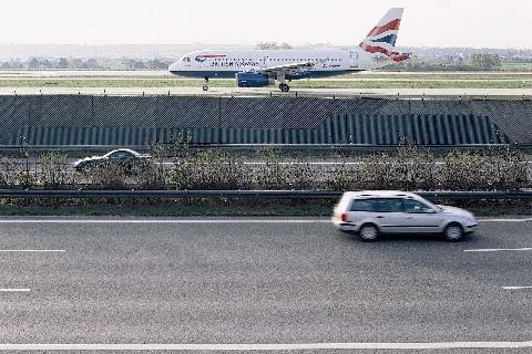 A8 mit Flugzeug