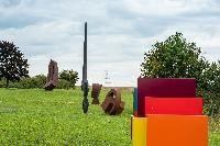 Bettina Bürkle, Colour Boxes (2017) Werner Pokorny, Haus im Kreis (1987) Bernhard Franz, Kopf mit Nase (1996) Werner Pokorny, Haus (1999) Werner Pokorny, HausHaus (1999) (von vorne nach hinten) Bettina Bürkle, Colour Boxes (2017) Werner Pokorny, Haus im Kreis (1987) Bernhard Franz, Kopf mit Nase (1996) Werner Pokorny, Haus (1999) Werner Pokorny, HausHaus (1999) (von vorne nach hinten)