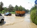 Überflutete Straße mit Autos und LKW