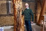 Man sieht Bernhard Schmid mit einer großen Holzskulptur