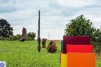 Bettina Bürkle, Colour Boxes (2017)  Werner Pokorny, Haus im Kreis (1987)  Bernhard Franz, Kopf mit Nase (1996)  Werner Pokorny, Haus (1999)  Werner Pokorny, HausHaus (1999)  (von vorne nach hinten) Bettina Bürkle, Colour Boxes (2017)  Werner Pokorny, Haus im Kreis (1987)  Bernhard Franz, Kopf mit Nase (1996)  Werner Pokorny, Haus (1999)  Werner Pokorny, HausHaus (1999)  (von vorne nach hinten)