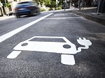 Straßenmarkierung für ein Elektromobil Straßenmarkierung für ein Elektromobil
