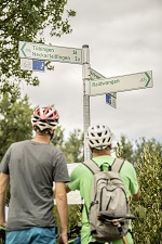 Radfahrer vor Radwegeschild Radfahrer vor Radwegeschild