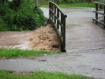 Hochwasser unter eine Brücke