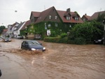 Straße überflutet mit fahrenden Autos