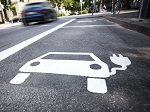 Straßenmarkierung für ein Elektromobil
